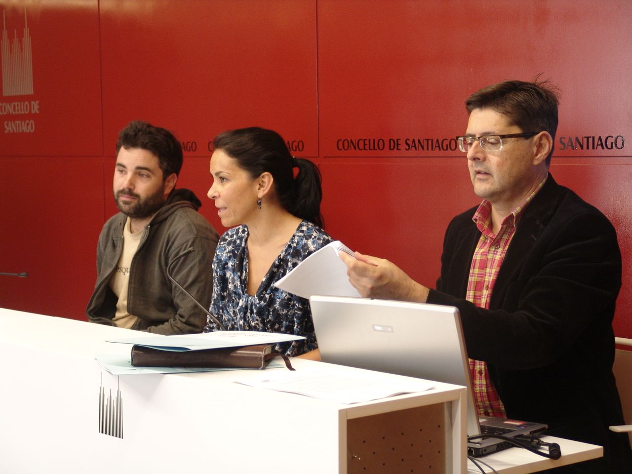 Álvaro Mera, responsable de Xandobela, Mercedes Rosón, concelleira de Educación, e Xosé Rodríguez, técnico da Concellería de Educación.