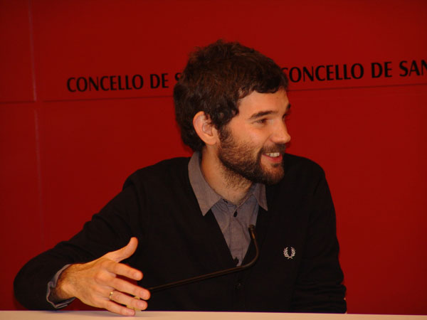 Ángel Santos na presentación no Concello da súa retrospectiva.