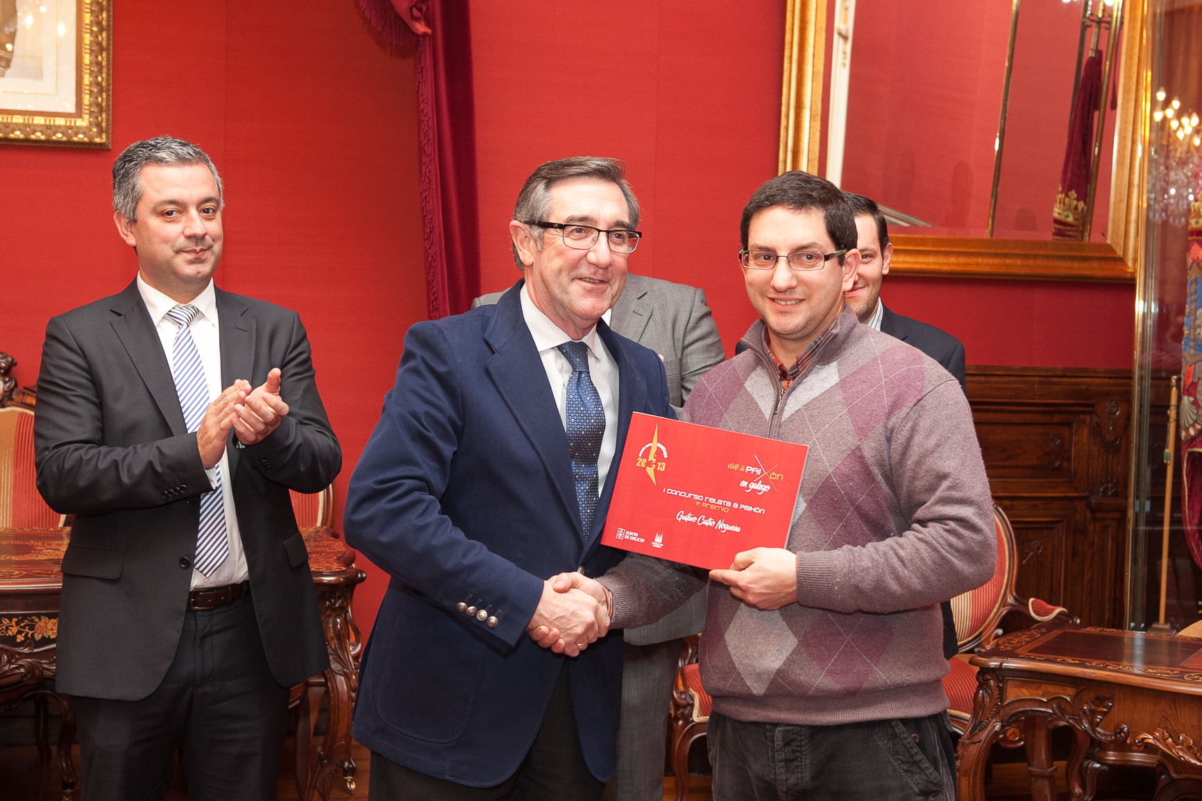 O alcalde entrega o primeiro premio de "Relata a Paixón" a Gustavo Castro.