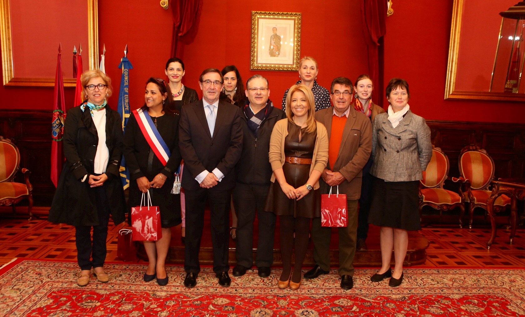 Imaxen de familia cos representantes do concello de Vannes