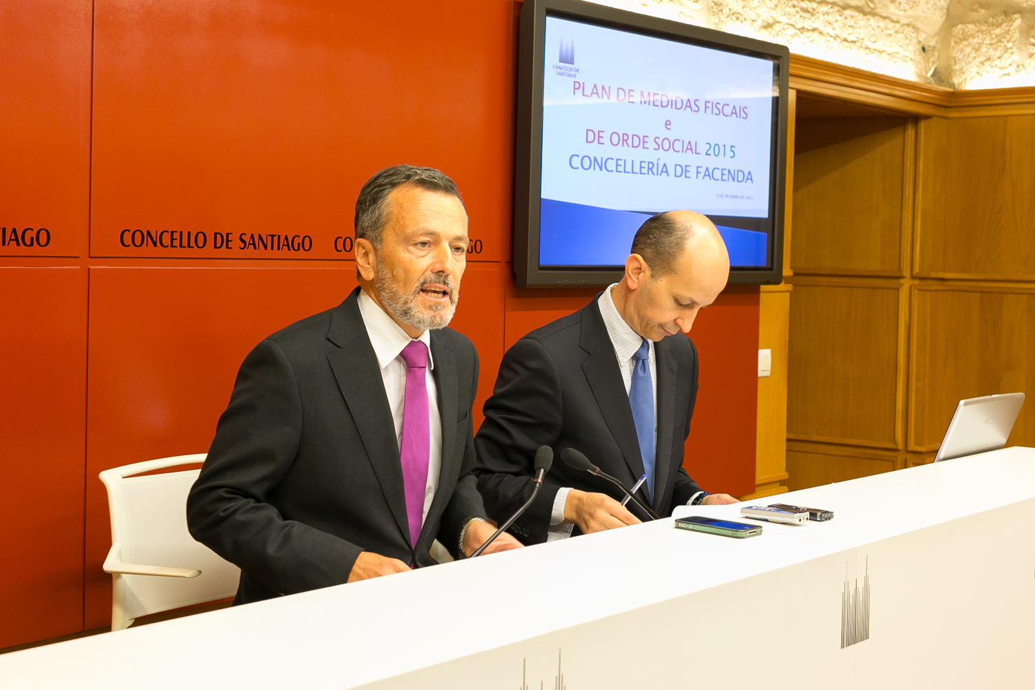 Agustín Hernández e Ramón Quiroga explicaron o plan de medidas fiscais.