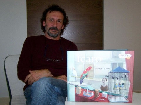 Imaxe do autor, Federico Delicado, coa súa obra Ícaro