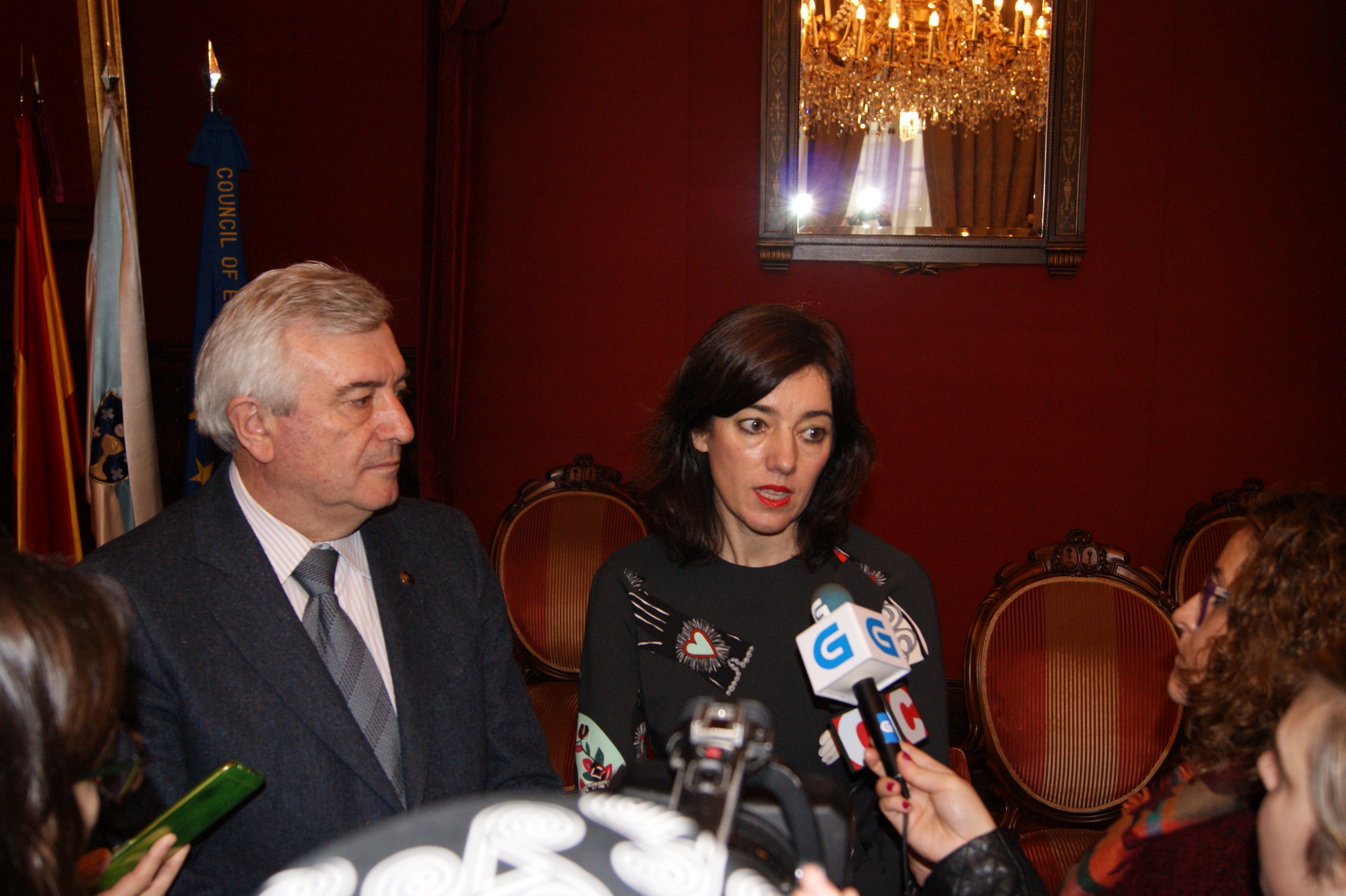 O reitor, Juan Viaño, e a concelleira de Igualdade, Marta Lois, explicando o contido do acordo.