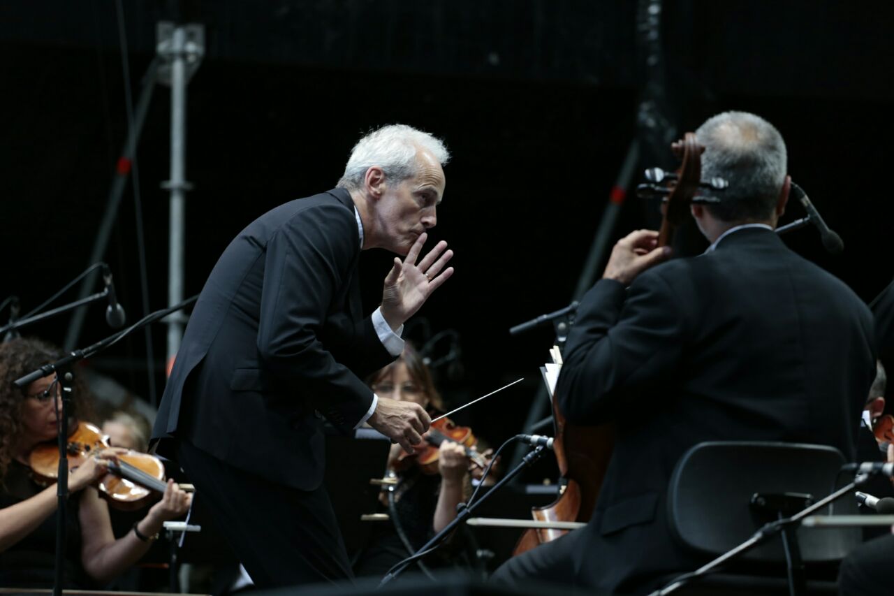 Paul Daniel dirixindo a orquestra.