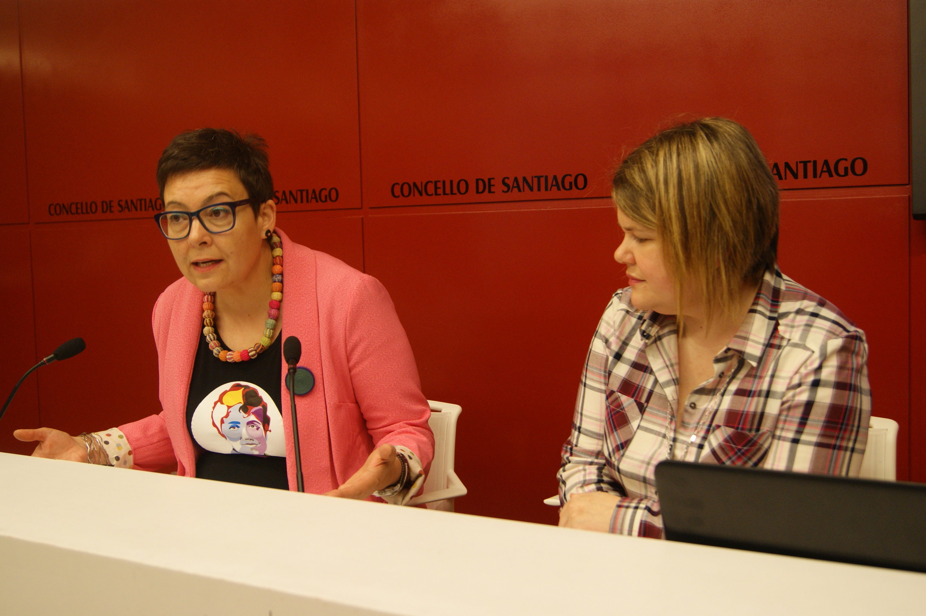 Concha Fernández e a técnica municipal Eva González durante a rolda de prensa.