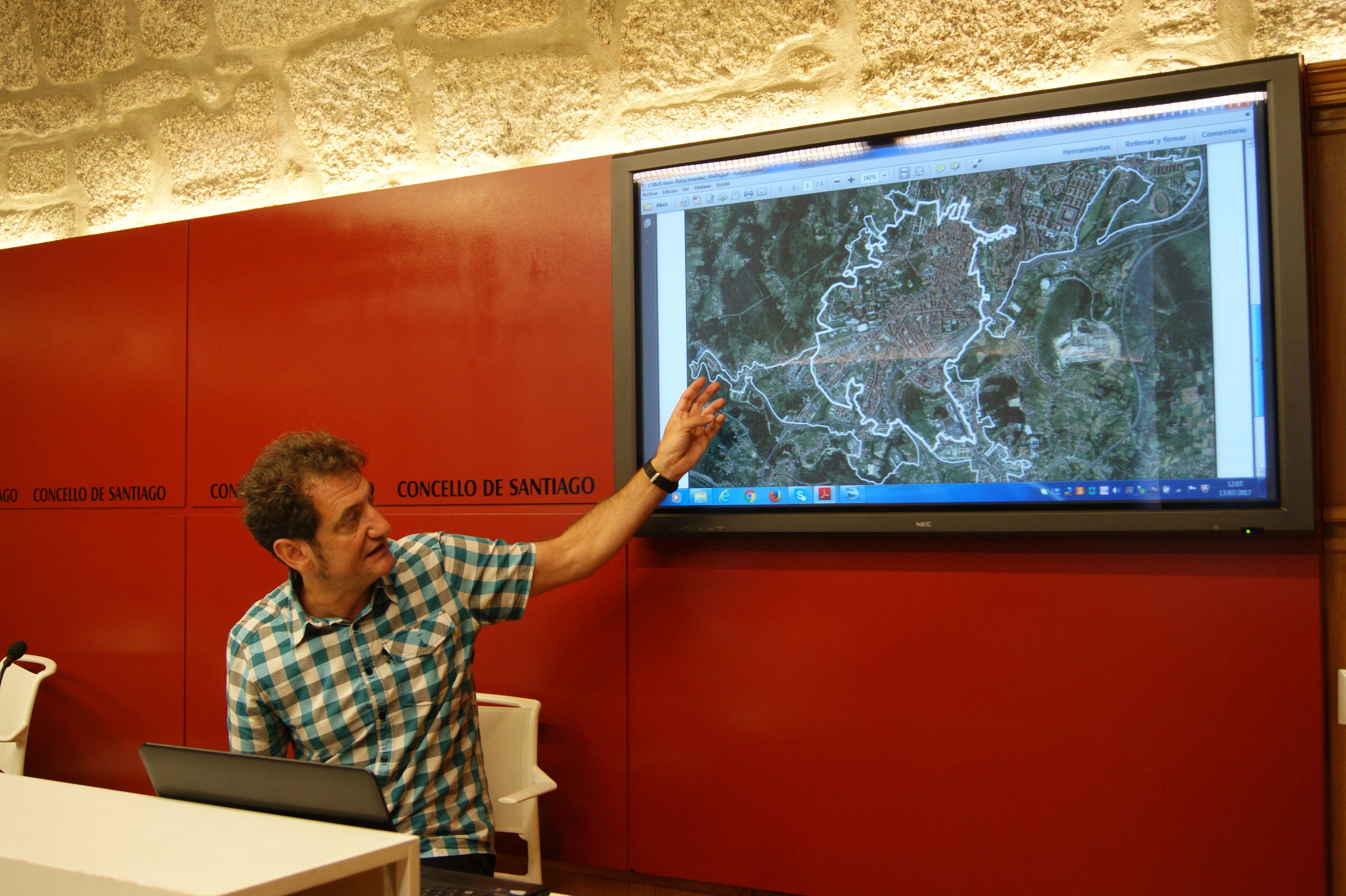 Jorge Duarte mostra as tres áreas nas que se delimitará a cidade en función dos prezos.
