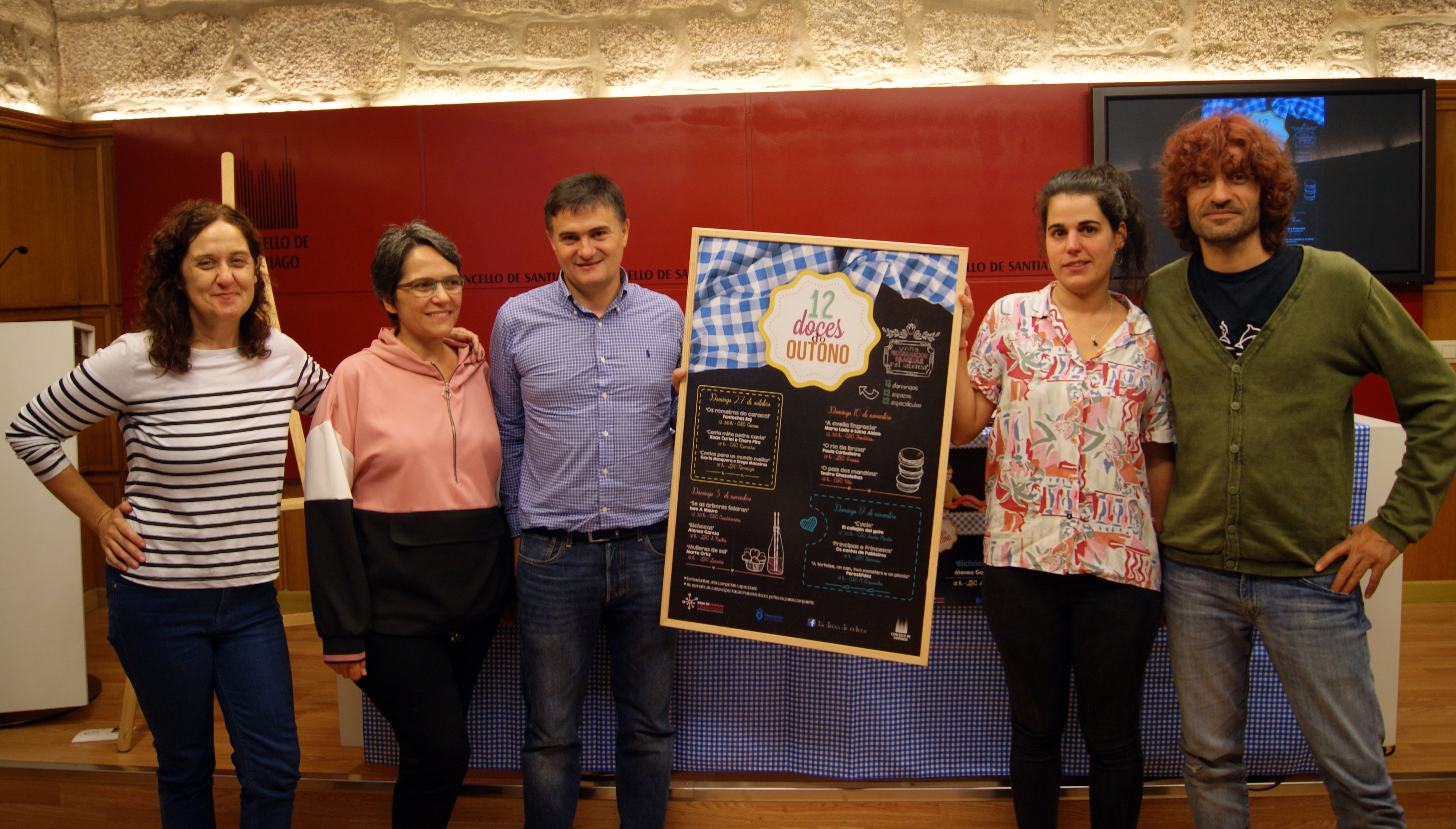 Paula Carballeira, Emi Candal, Javier Fernández, Atenea García e Xoán Curiel co cartel do programa.
