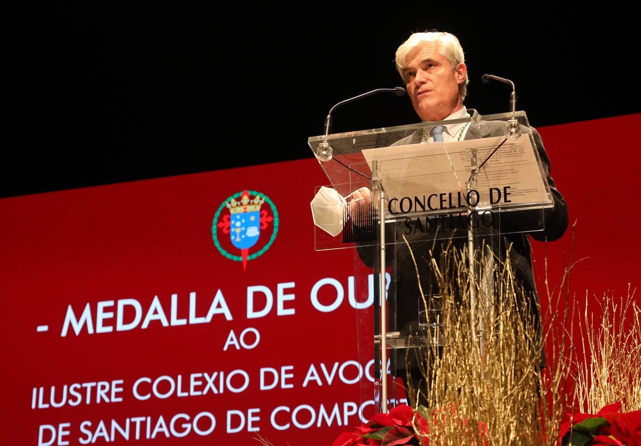 O secretario do Concello, José Ramón Alonso Fernández, deu lectura á acta de concesión da Medalla