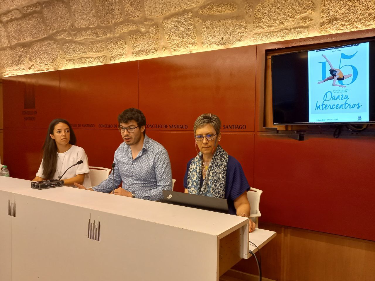 O concelleiro Rubén Prol, Beatriz Morales e Beatriz Viñal durante a presentación
