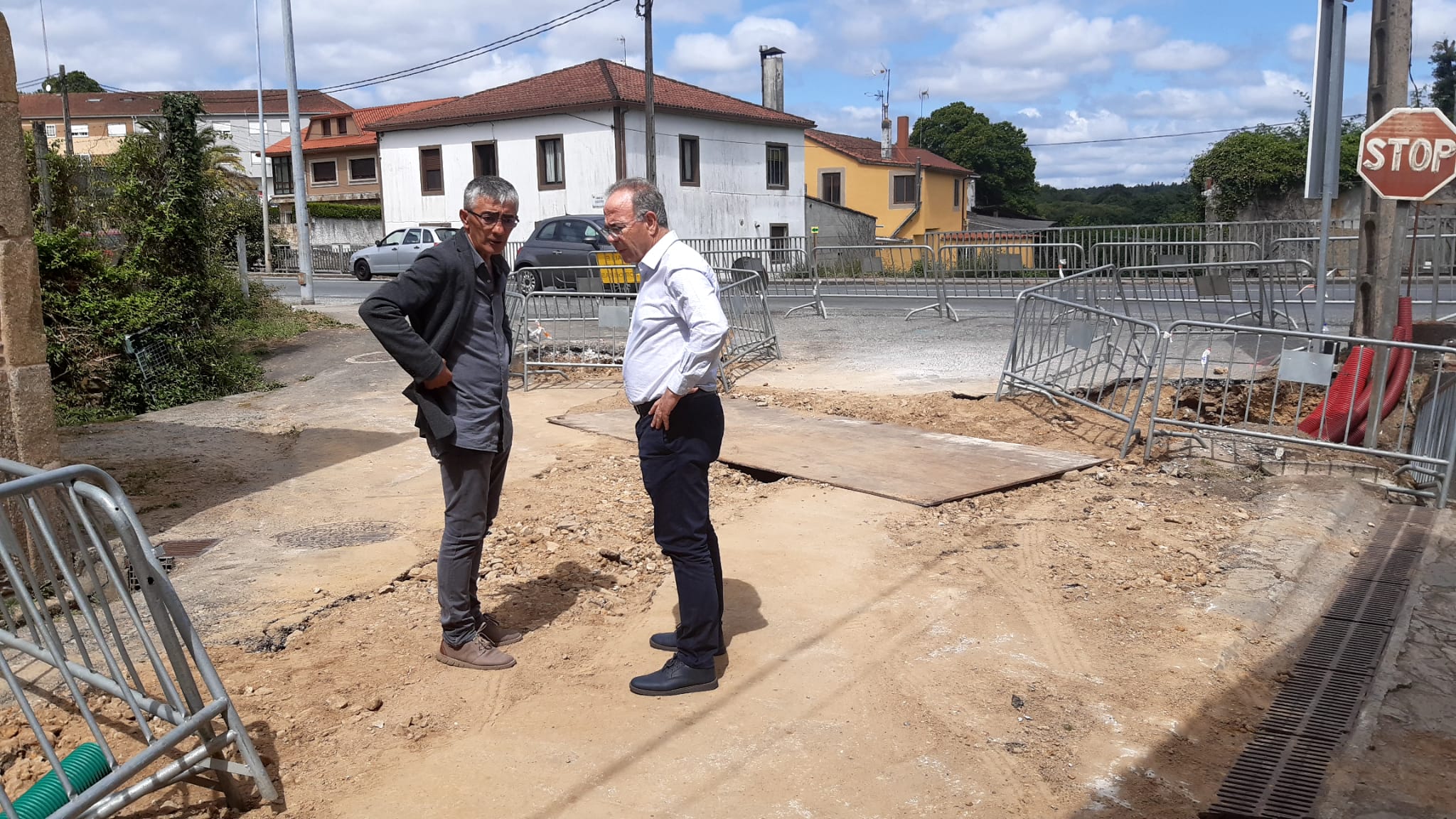 O alcalde e o concelleiro de Medio Rural tamén visitaron as obras que se están a realizar na parroquia de Barciela