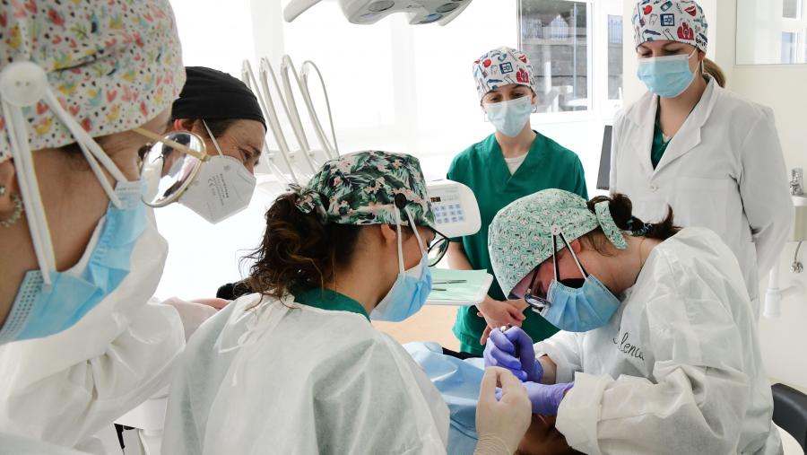 Odontoloxía é o único centro público de Galicia onde se fan tratamentos bucodentais integrais (Foto: Santi Alvite)