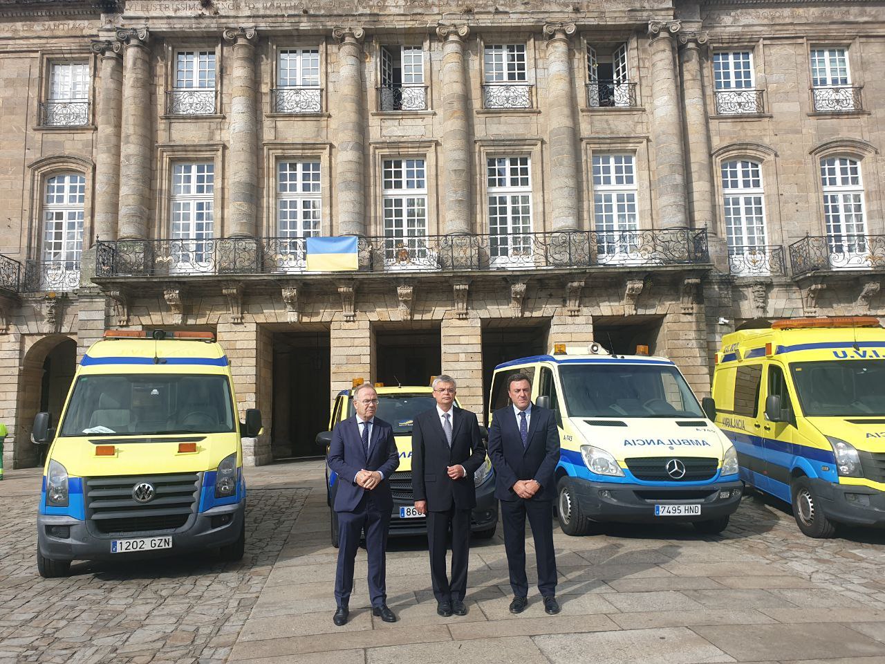 O alcalde, o embaixador e o presidente da Deputación da Coruña durante o acto de entrega das ambulancias