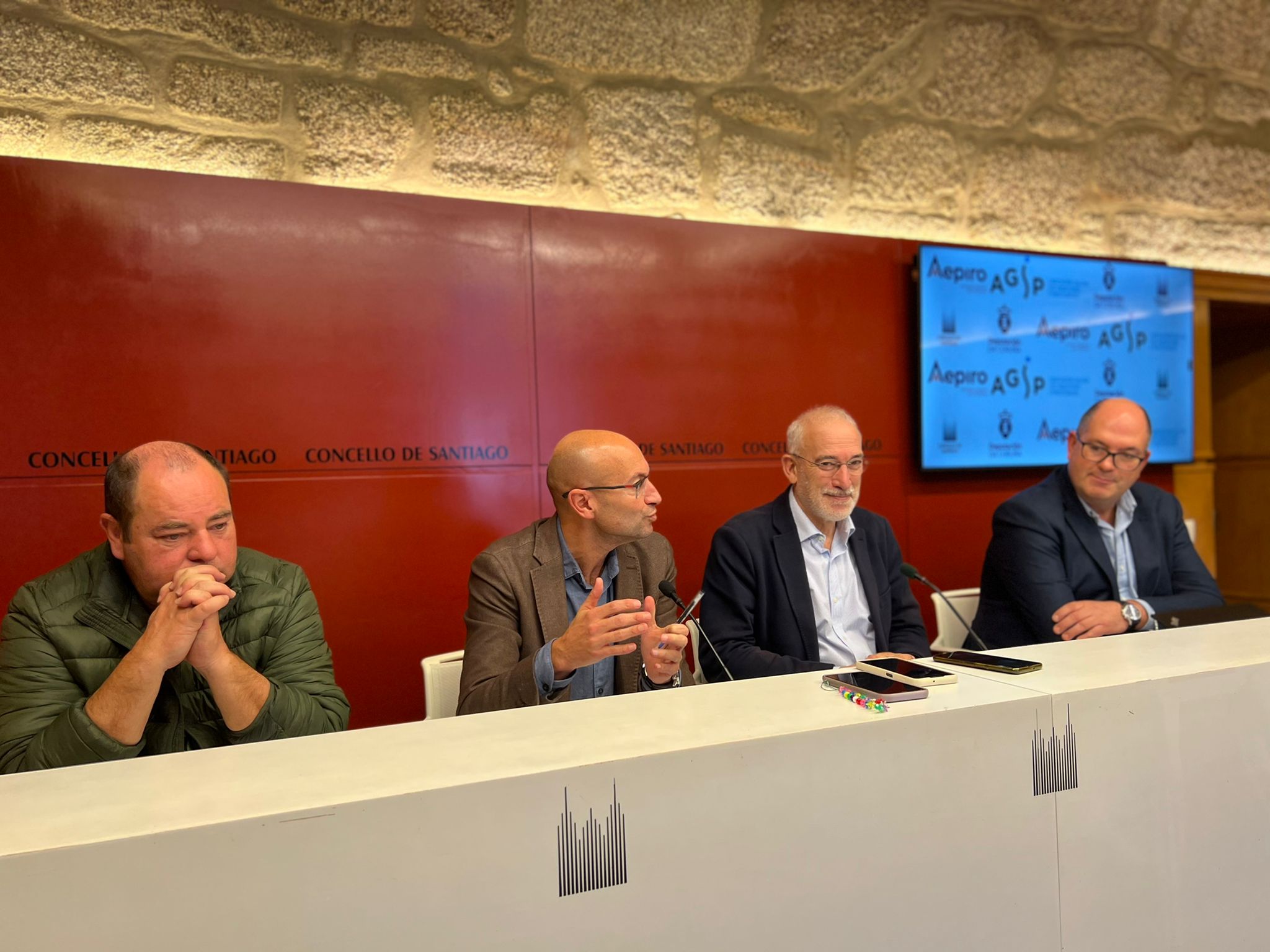 Santiago López, Sindo Guinarte, Gonzalo Muíños e Arturo Penide durante a rolda de prensa