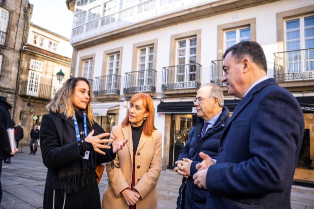 O alcalde acompañado do conselleiro Román Rodríguez e a xerente do Consorcio, Belén Hernández, escoitan a explicación da guía