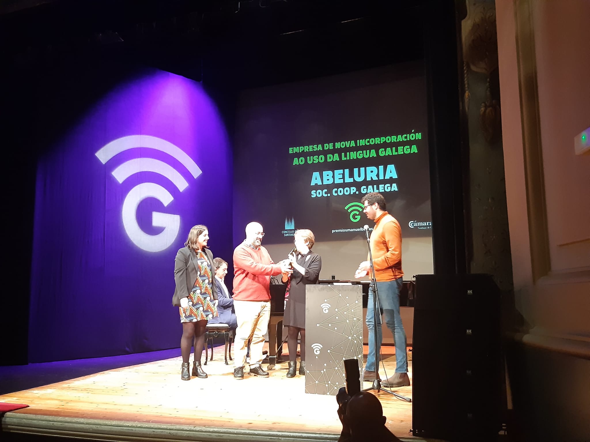 Entrega do premio a Abeluria Sociedade Cooperativa Galega, distinguida na categoría de nova incorporación ao galego