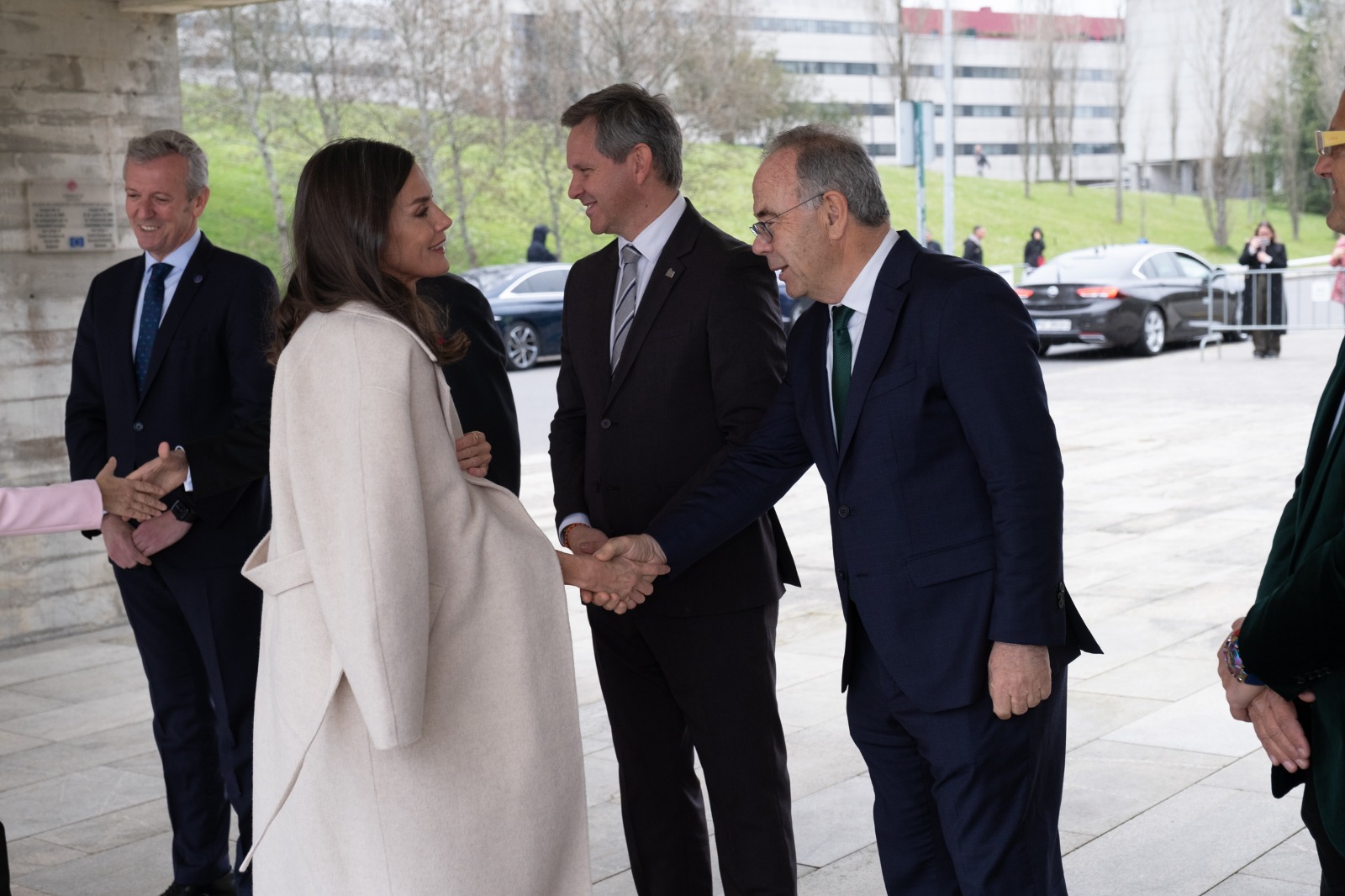 O alcalde de Santiago saúda á Raíña Letizia