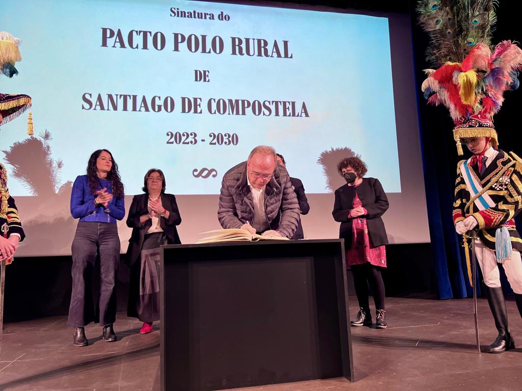 O alcalde asinando o Pacto