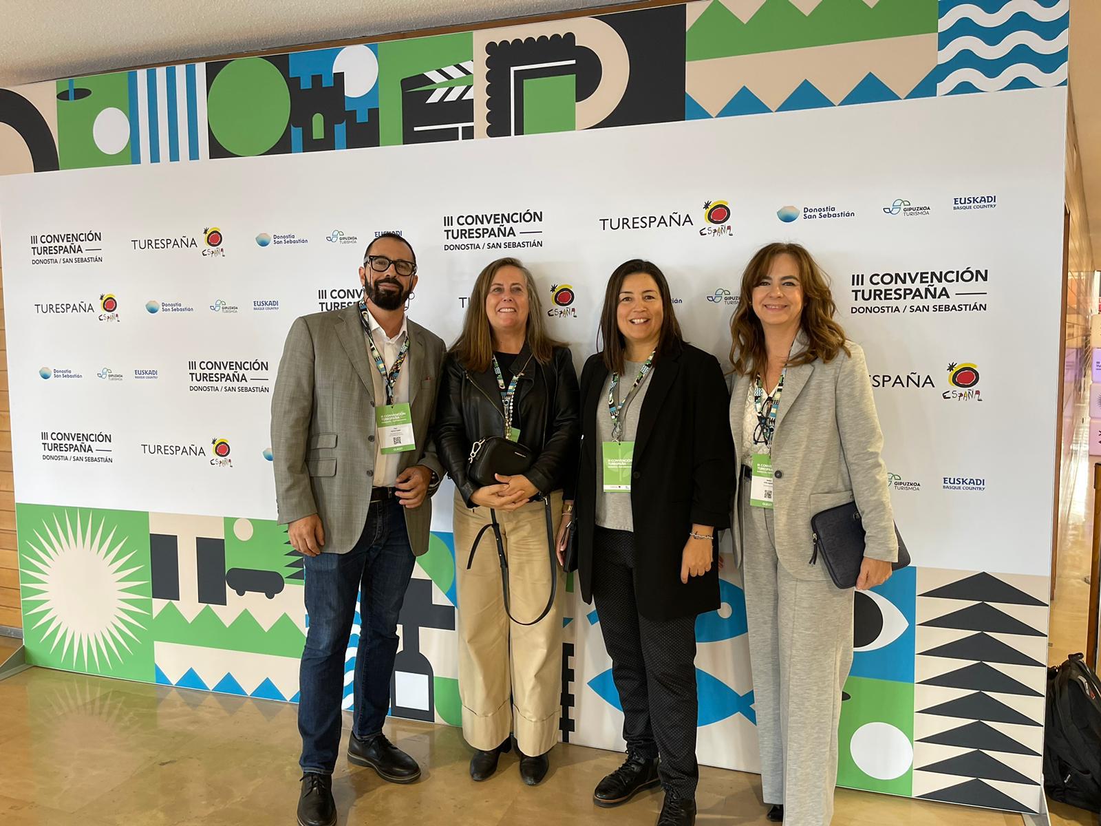 A xerente de Turismo de Santiago, Flavia Ramil, con varios representantes na Convención de Turespaña