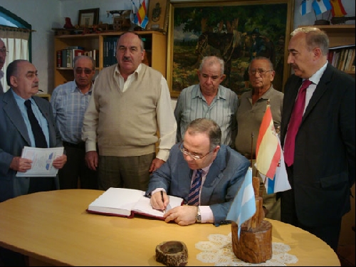 O alcalde asina no libro de honra do Fogar Galego de Ancins