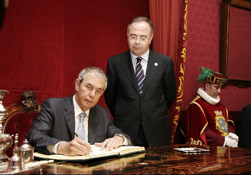 Tourio firma en el Libro de Honor del Concello.