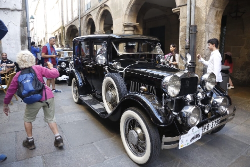 Desfile de coches antigos e traxes de época